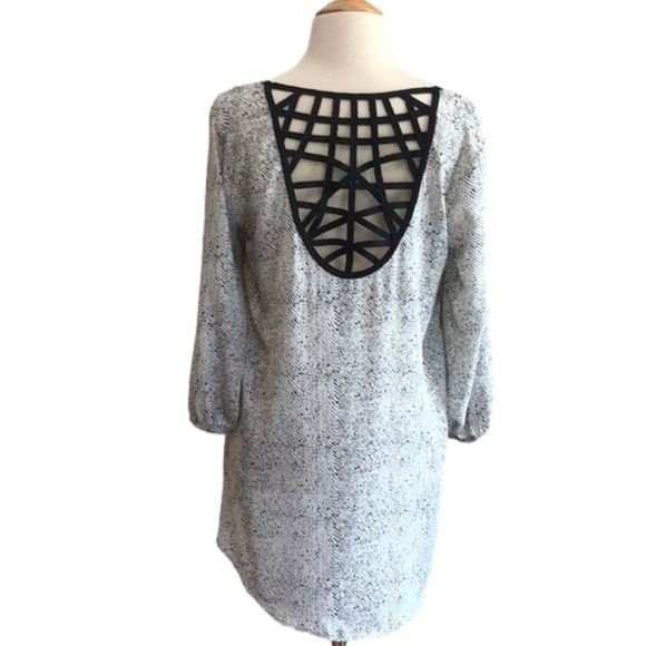 MAURICES Women's Small Black and White Lattice Pattern Back Professional Top - Picture 1 of 6